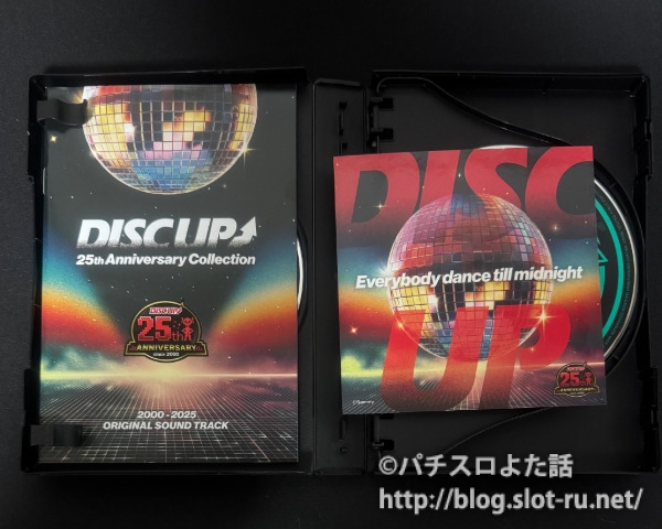 DISC UP 25th Anniversary Collection 通常版パッケージ：付属のブックレットと特典ステッカー写真
